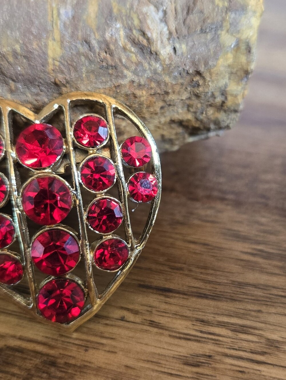 Vintage Gold Tone Red Rhinestone Heart Brooch Pin Romantic Costume Jewelry Gift - Picture 6 of 6